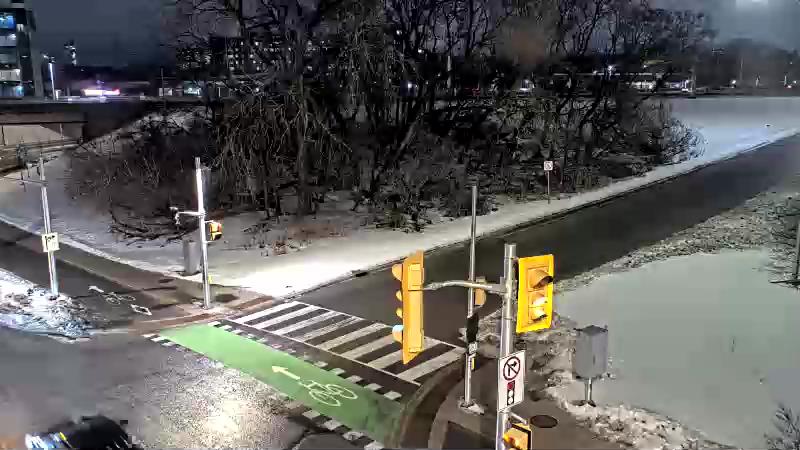 Highway 417 on-ramp (West) & Greenfield / Mann